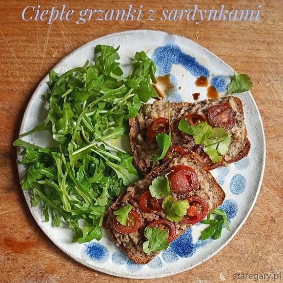 Ciepłe grzanki z sardynkami na śniadanie
