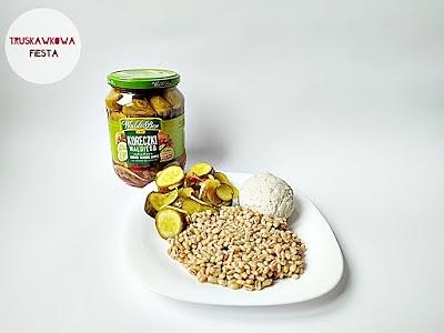Kotlecik drobiowy z kaszą pęczak i ogórkowymi koreczkami