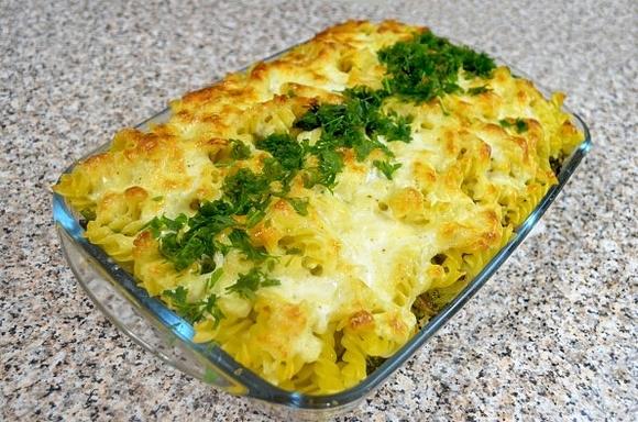 Zapiekanka z makaronem, kurczakiem i brokułem