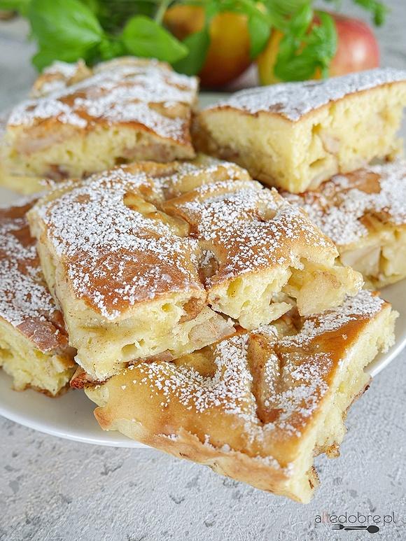 Szybka szarlotka dla leniwych - przepis na ciasto z jabłkami i cynamonem