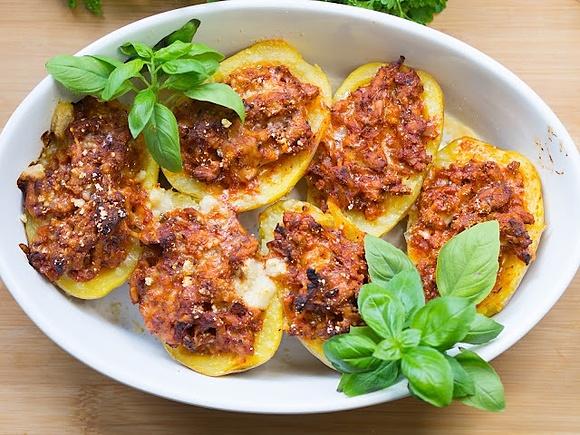Faszerowane ziemniaki z sosem bolognese