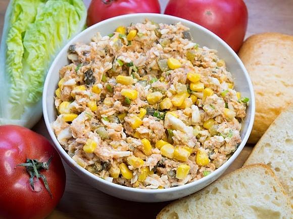 Pasta z wędzonej makreli z jajkiem i ogórkiem kiszonym