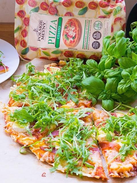 Szybka pizza z szynką prosciutto serem camembert i rukolą