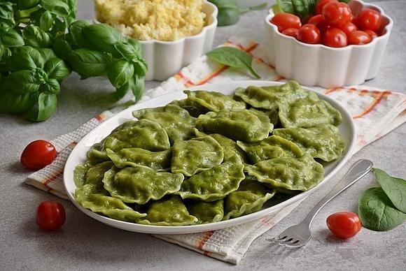 Szpinakowe pierogi z kaszą jaglaną i twarogiem