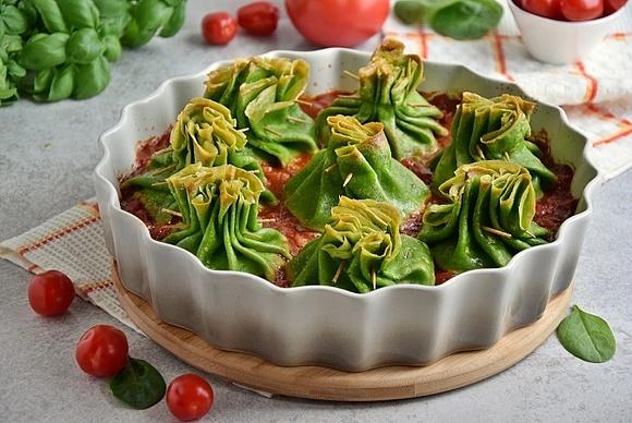 Zapiekane naleśniki ze szpinakiem i kaszą bulgur w pomidorach
