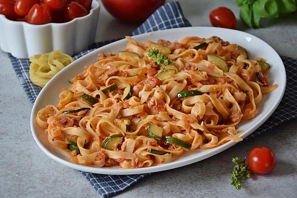 Tagliatelle z cukinią i tuńczykiem w sosie pomidorowym