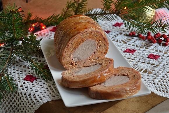 Polędwiczka wieprzowa zawinięta w boczek z mięsem mielonym i pieczarkami