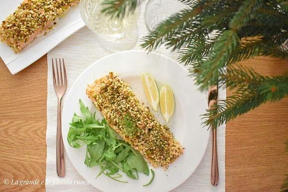 Pieczony łosoś w panierce z pistacjami i migdałami