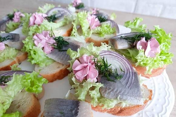 Kanapeczki ze śledzikiem i kremowym serkiem na imprezę