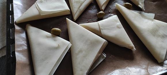 Pierogi z ciasta filo z fetą i suszonymi pomidorami, przekąska