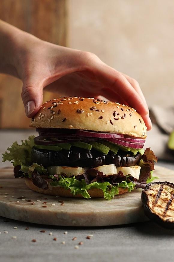 Burger z grillowanym halloumi i bakłażanem