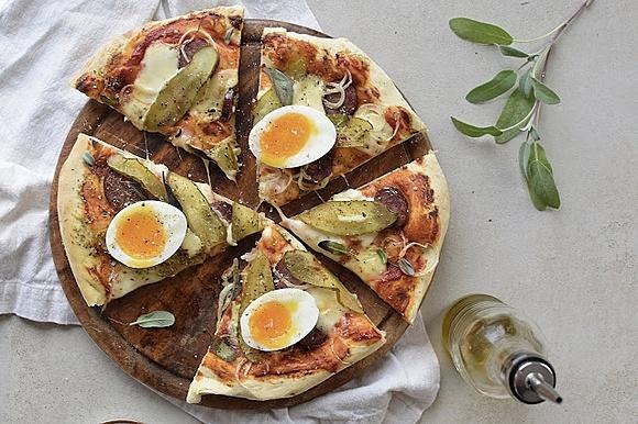Pizza z kiszonym ogórkiem