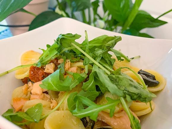 Makaron orecchiette z łososiem i suszonymi pomidorami