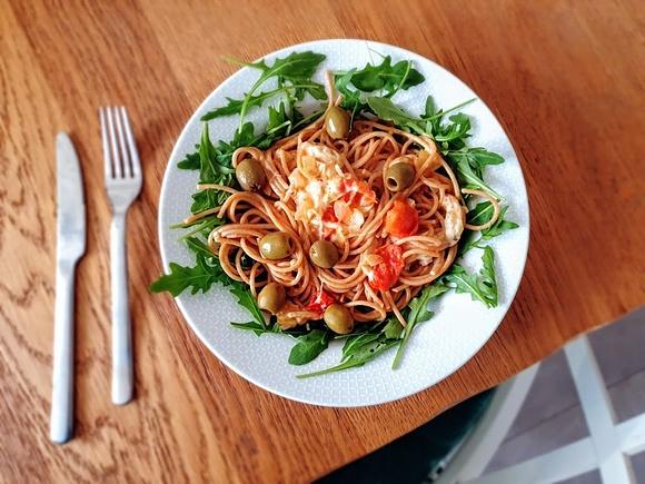 Spaghetti z mozzarellą i oliwkami – proste i pyszne