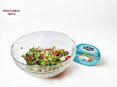 Mini mozzarella z tofu wędzonym, kaszą bulgur, sałatą i papryką czerwoną