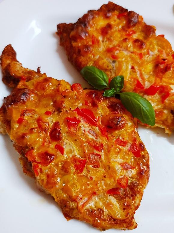 Piersi z kurczaka zapiekane pod paprykowo-serową kołderką