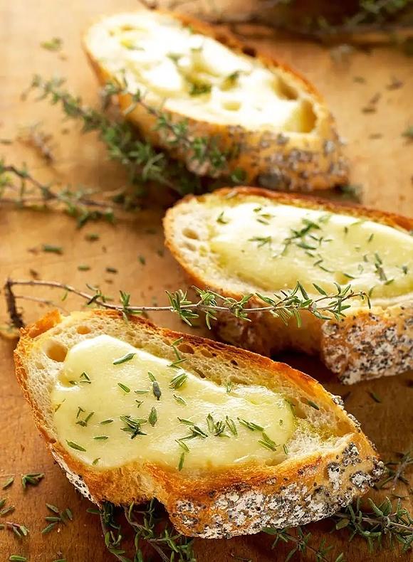 Zupa cebulowa z grzankami i serem żółtym
