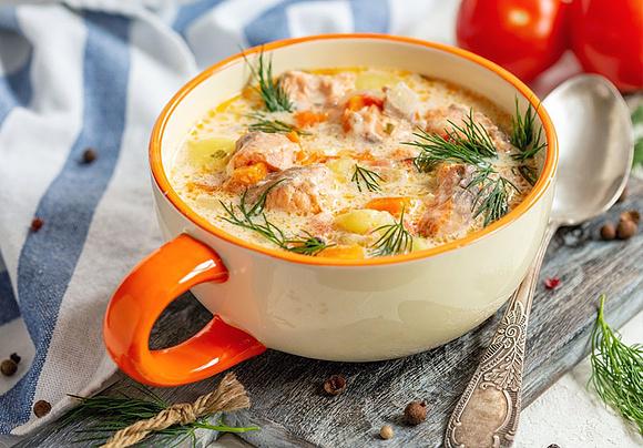 Zupa rybna z łososiem i ziemniakami