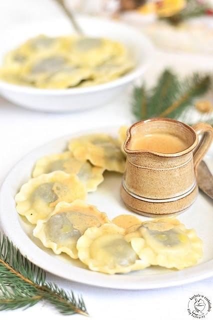 Wigilijne pierogi z nadziewaną śliwką