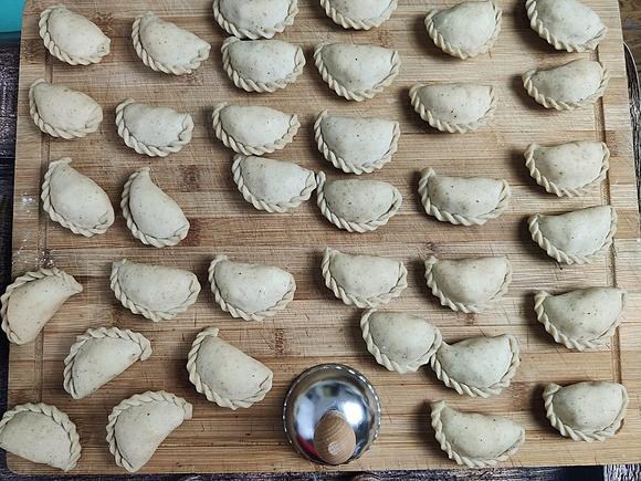Pierogi ruskie z ciasta pieprzowego