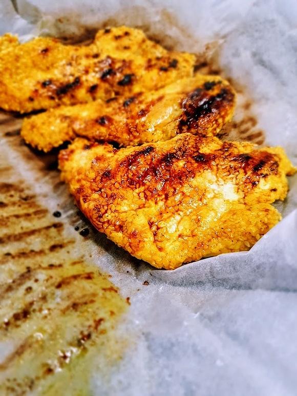 Grillowany kurczak w kurkumie i sezamie