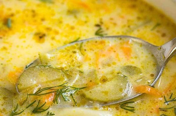 Aromatyczna zupa ogórkowa