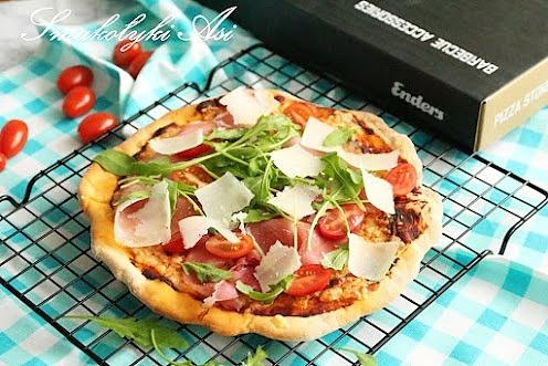 Pizza na kamieniu z cienkim ciastem