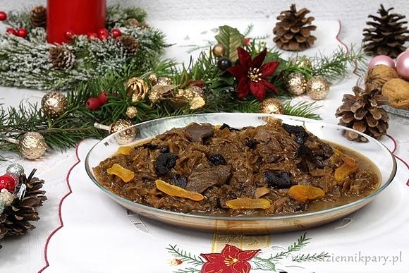 Wigilijna kapusta pieczona z suszonymi owocami i grzybami