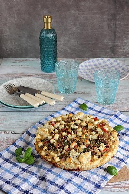 Tarta z boczkiem, pieczarkami i serem halloumi