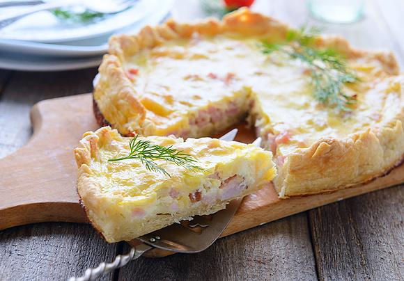 Tarta na cieście francuskim z szynką i serem