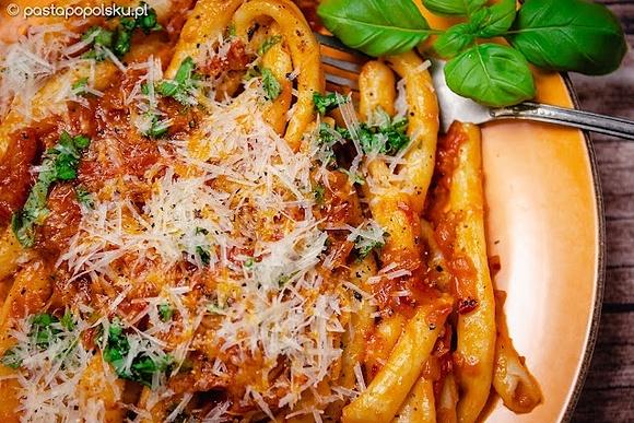 Kalabryjski makaron Fileja z sosem cebulowym, kiełbasą Nduja i pomidorami