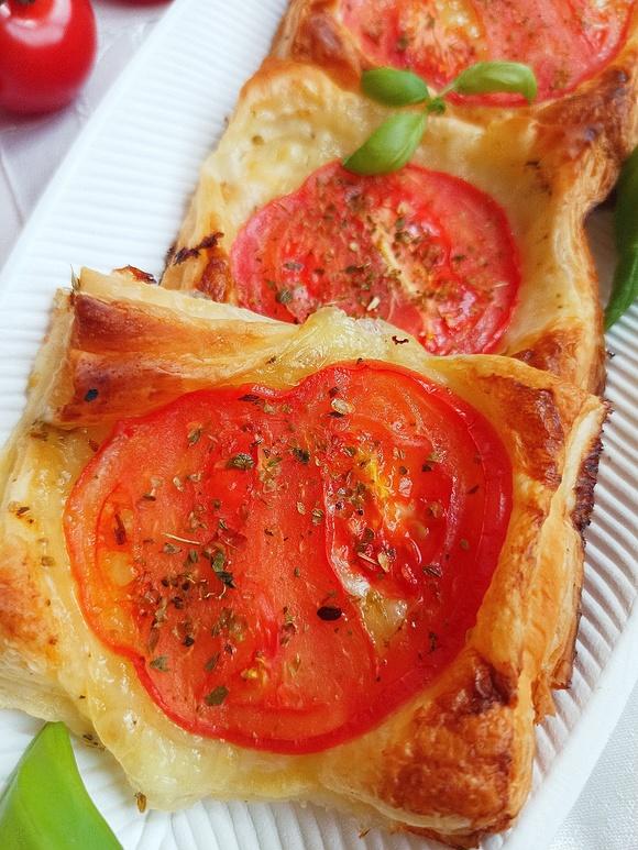 Ciasto francuskie z pomidorami i mozzarellą