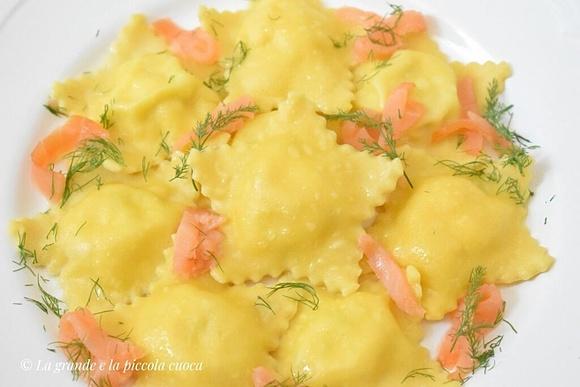 Włoskie ravioli z wędzonym łososiem i ricottą