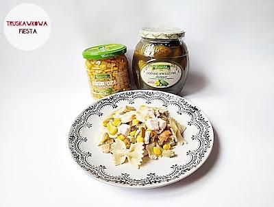 Sałatka z wędzoną piersią kurczaka, kukurydzą i jogurtem naturalnym