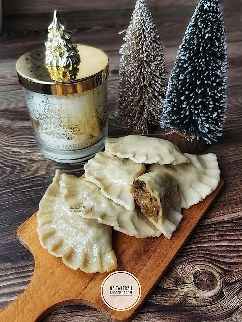 Domowe pierogi z kapustą i grzybami