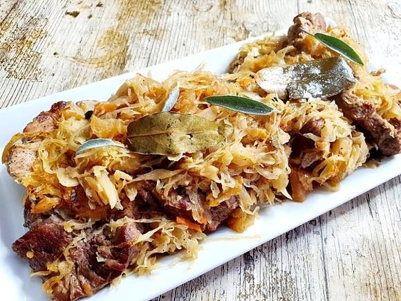 Karkówka zapiekana w kiszonej kapuście