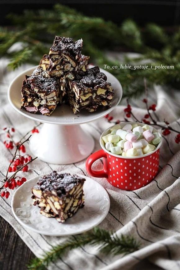 Rocky road cake – czekoladowy deser z piankami marshmallows