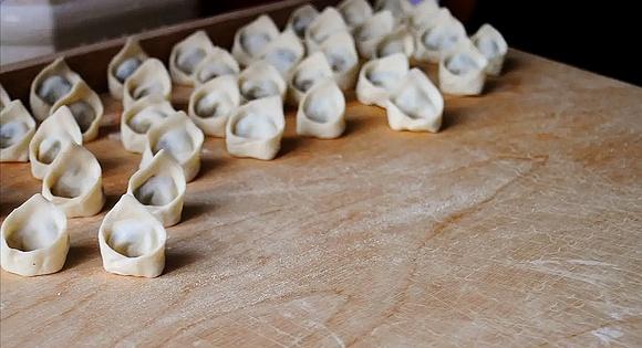 Uszka grzybowe w barszczu wigilijnym i pierogi z kapustą