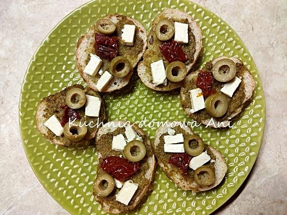 Bruschetta z zielonym pesto i oliwkami