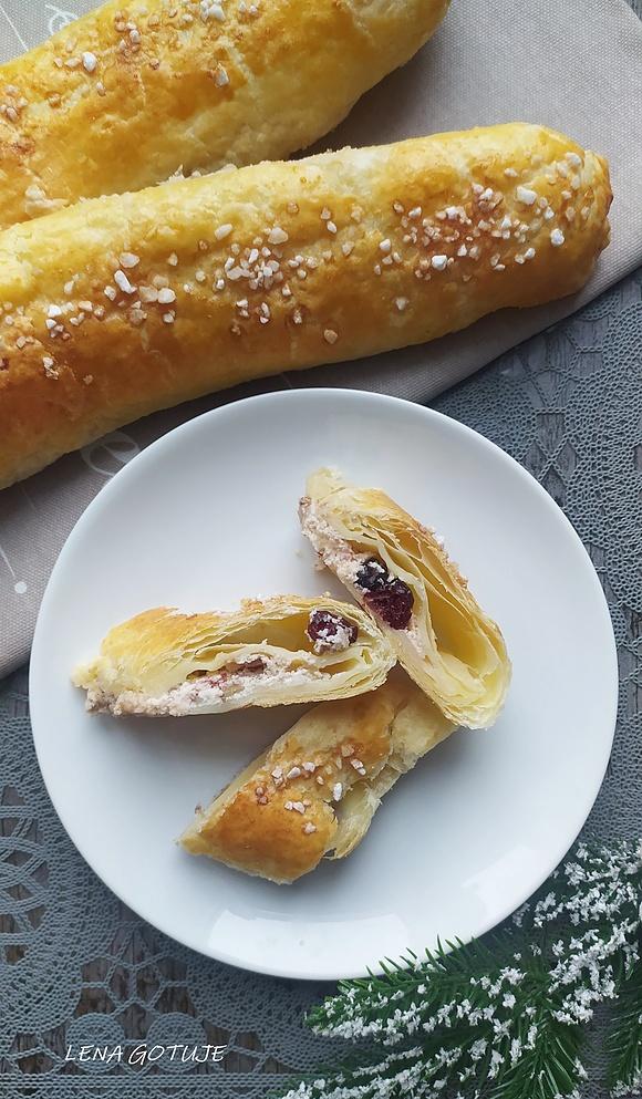 Ciasto francuskie z serem, jabłkami i żurawiną