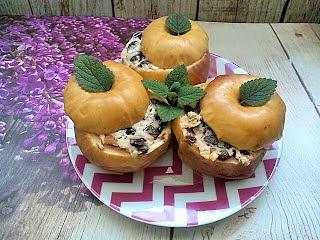 Pieczone jabłka z kozim serem bakaliami i miodem
