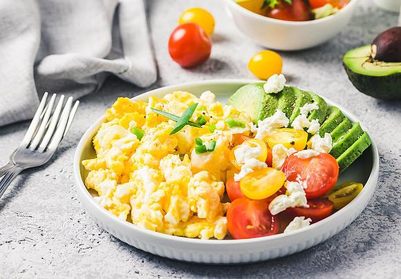 Jajecznica z awokado pomidorami i mozzarellą