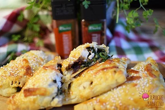 Rożki z ciasta francuskiego z kurczakiem, szpinakiem i mozzarellą