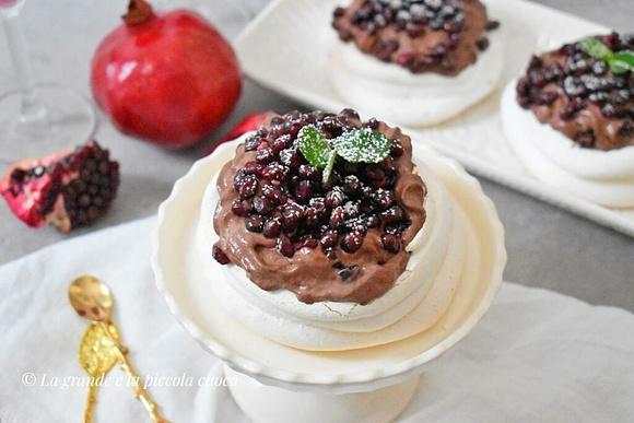 Mini pavlova z kremem czekoladowym i granatem