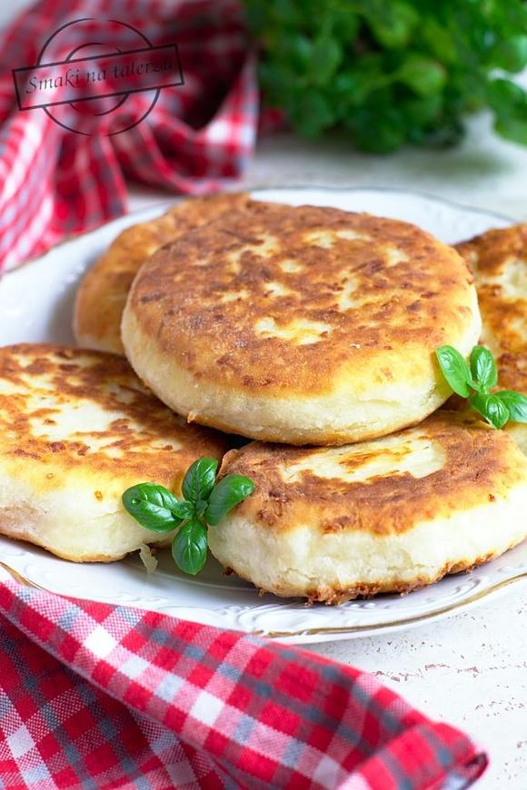 Placuszki serowe z nadzieniem pieczarkowym