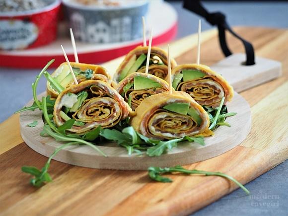 Keto rollsy z tamago japoński omlet, łosoś, awokado, keto, paleo