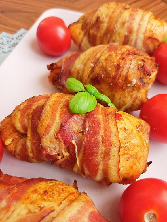 Roladki drobiowe z papryką zawijane w boczku