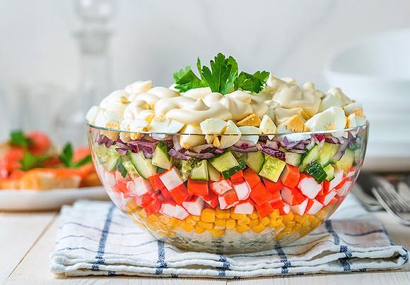 Sałatka z surimi, jajkiem i kukurydzą