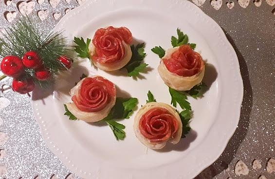 Róże z ciasta francuskiego i salami