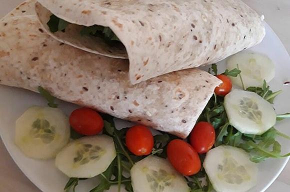 Tortilla pełnoziarnista z indykiem i warzywami
